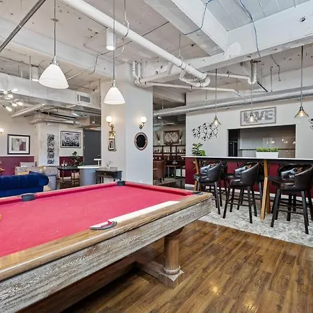 Stunning Downtown Apartment With Pool, Laundry, Parking